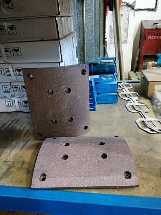 Накладка тормозной колодки задней длинная верхняя SHAANXI (Шанкси) SHACMAN (Шакман) F3000 Qinyan